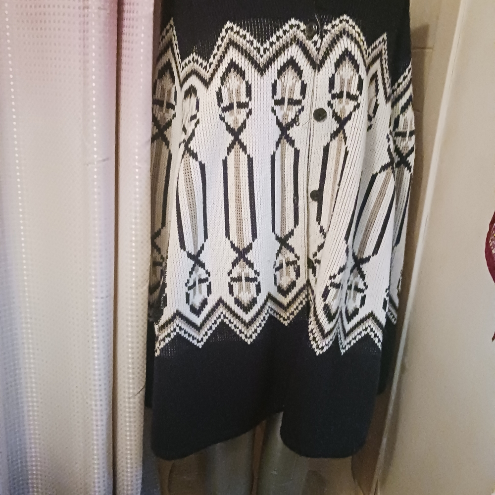 Black and White Geometric Knit Poncho  Vtg